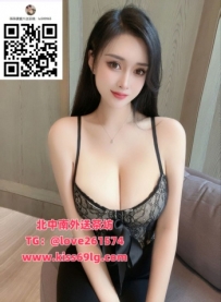 🌆 台中 🌹 模特兒・Amber｜171／F／23歲 📸 轉身那一秒 整個空氣都黏著她 💬 「你眼