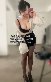 佳萱162/F/27歲 有點小微肉 很騷很淫蕩很性感 喜歡穿黑絲服...