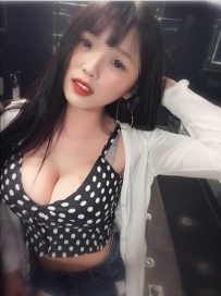 芹芹：164cm 34E 47kg  21歲 xx大學學生妹平時兼職一些外拍 擁...